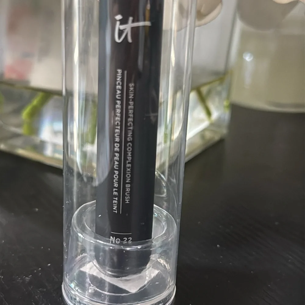 IT Cosmetics Heavenly Luxe Skin Perfecting Complexion Brush #22 airbrush finish
